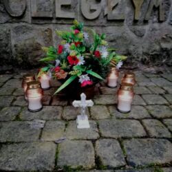 Prace na cmentarzu przy porządkowaniu na grobach.