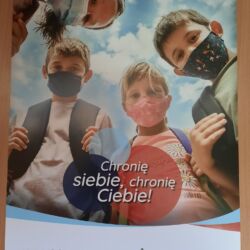 Plakat – dzieci w maseczkach Dbamy o zdrowie swoje i naszych kolegów – do szczęścia nie potrzeba wiele.