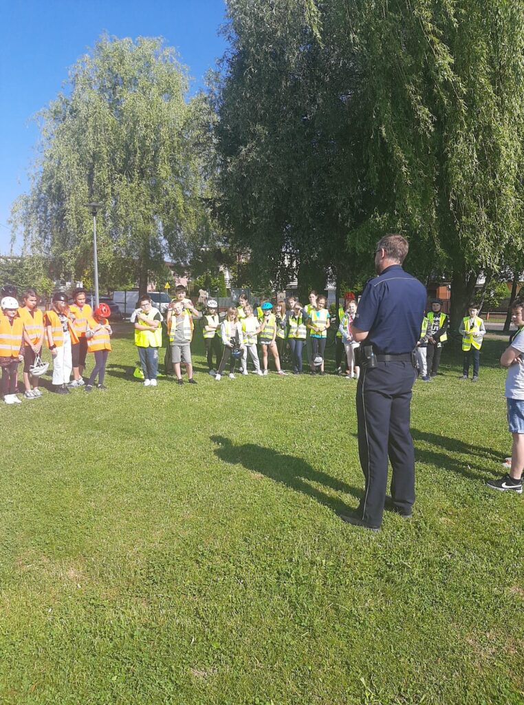 Pogadanka policjanta w trakcie egzaminu na kartę rowerową