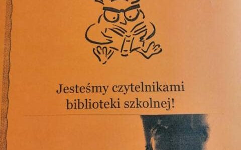 Uczniowie klasy 1a pasowani na czytelników szkolnej biblioteki.