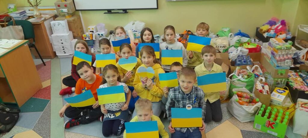 Serce w wykonaniu naszych uczniów dla walczących na Ukrainie
