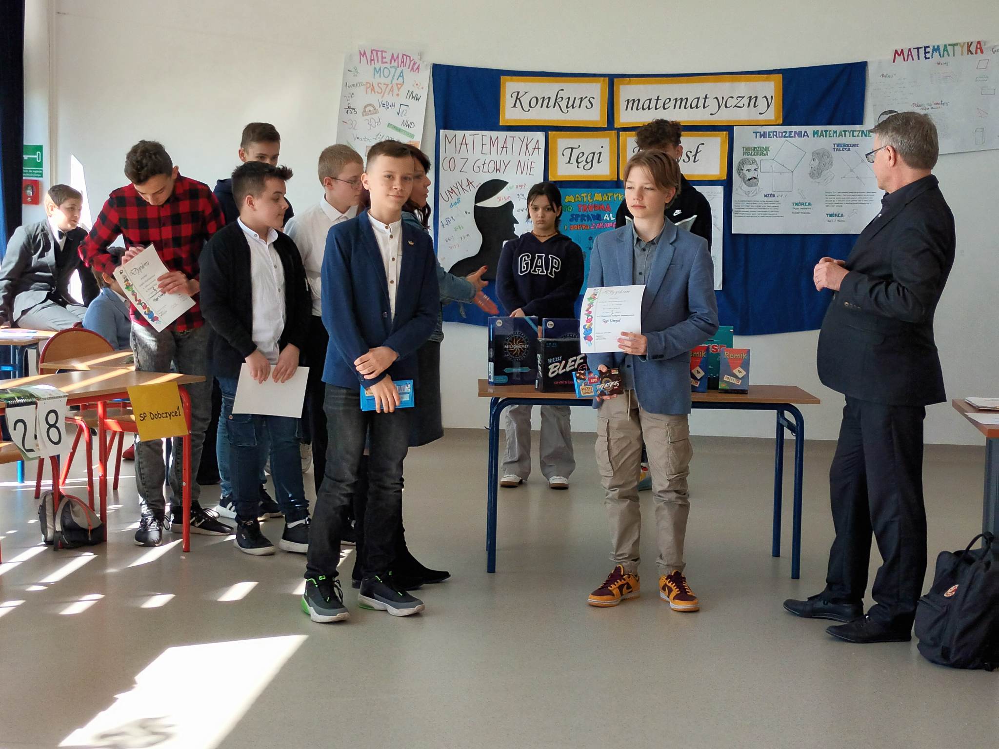 PIERWSZE MIEJSCE W POWIATOWYM KONKURSIE MATEMATYCZNYM - Szkoła