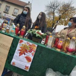 Pomoc naszych wolontariuszy przy sprzedaży zniczy.