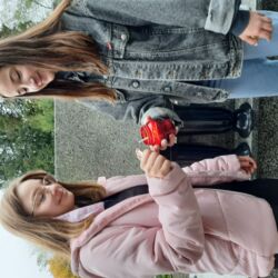 Prace na cmentarzu przy porządkowaniu na grobach.