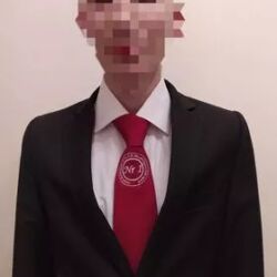 Uczeń prezentuje strój galowy