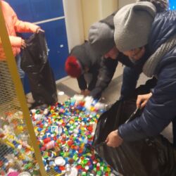 Pomoc rodziców przy pakowaniu zakrętek dla Hani