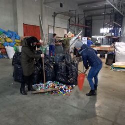 Pomoc wolontariuszy przy transporcie zakrętek
