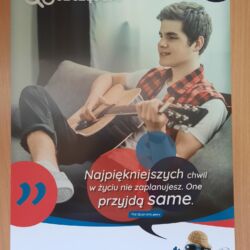 Plakat – chłopak z gitarą Budujemy i wzmacniamy poczucie sprawstwa oraz własnej wartości. Uczymy się dostrzegać różnice i konsekwencje wynikające ze skupienia się na pozytywnych lub negatywnych emocjach.