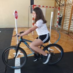 Miasteczko Ruchu Drogowego na sali gimnastycznej