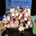 Uczniowie uczestniczą w przedstawieniu przygotowanym przez Wodociągi Miasta Krakowa
