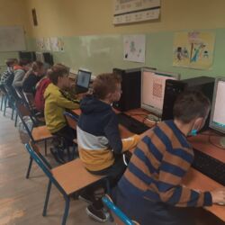 Uczniowie rozwiązują zadania konkursowe SzachMaks