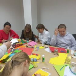 Wolontariusze wykonują kartki swiąteczne dla podopiecznych Fundacji ,,Okno Nadziei"