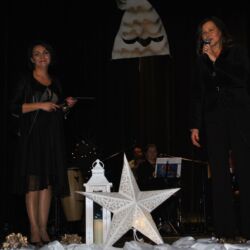 Pani dyrektor przemawia do obecnych na koncercie