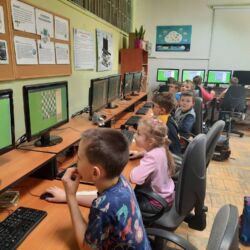 Uczniowie biorą udział w konkursie online