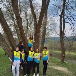 Reprezentacja dziewcząt na Powiatowych Zawodach Biegowych