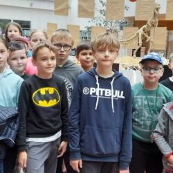 Uczniowie oglądają wystawę dinozaurów