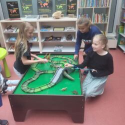 Uczniowie oglądają wystawę dinozaurów
