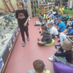 Uczniowie oglądają wystawę dinozaurów
