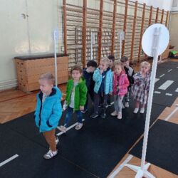 Przedszkolaki z wizyta na miasteczku ruchu drogowego