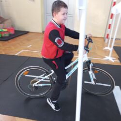 Uczniowie klasy czwartej ćwiczą jazdę na rowerze