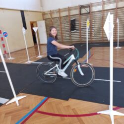 Uczniowie klasy czwartej ćwiczą jazdę na rowerze