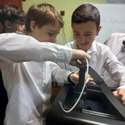 Uczniowie drukują na drukarce 3D