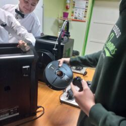 Uczniowie drukują na drukarce 3D