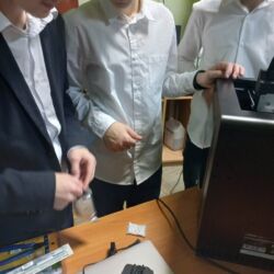 Uczniowie drukują na drukarce 3D