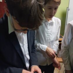 Uczniowie drukują na drukarce 3D