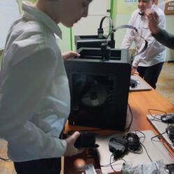 Uczniowie drukują na drukarce 3D