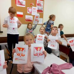 Dzieci biorą udział w projekcie świetlicowym