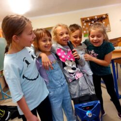 Dzieci biorą udział w projekcie świetlicowym