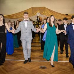 Polonez w wykonaniu ósmoklasistów