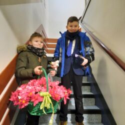 Uczennice częstują się babeczkami z okazji Dnia Kobiet