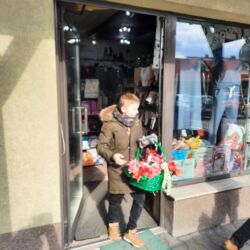 Uczennice częstują się babeczkami z okazji Dnia Kobiet