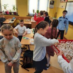 Uczennice częstują się babeczkami z okazji Dnia Kobiet
