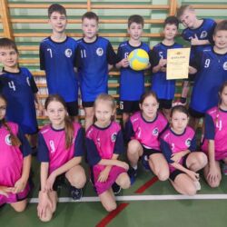 Uczniowie klasy czwartej na zawodach sportowych