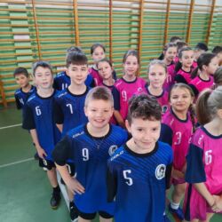 Uczniowie klasy czwartej na zawodach sportowych