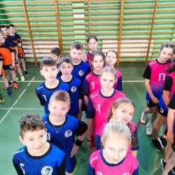 Uczniowie klasy czwartej na zawodach sportowych