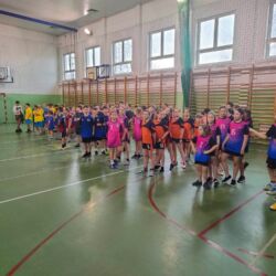 Uczniowie klasy czwartej na zawodach sportowych
