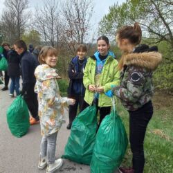 Wolontariusze sprzątają teren wokół szkoły