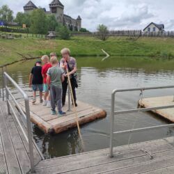 Uczniowie klas drugich na wycieczce w Inwałdzie