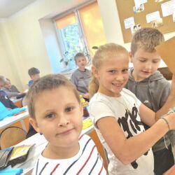 Uczniowie realizują projekt w 4a