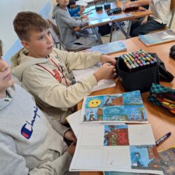 Uczniowie borą udział w projekcie historycznym