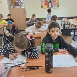 Uczniowie borą udział w projekcie historycznym