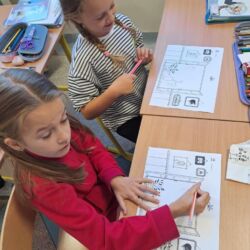 Uczniowie borą udział w projekcie historycznym