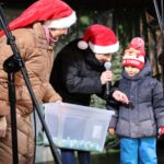 Uczniowie biorą udział w Wigilii ulicznej