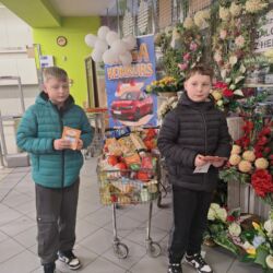 Uczniowie wolontariusze biorą udział w świątecznej zbiórce żywności