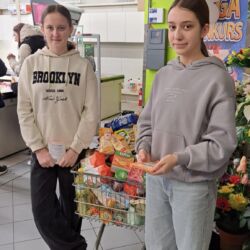 Uczniowie wolontariusze biorą udział w świątecznej zbiórce żywności