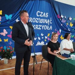 Burmistrz przemawia do uczniów i grona pedagogicznego